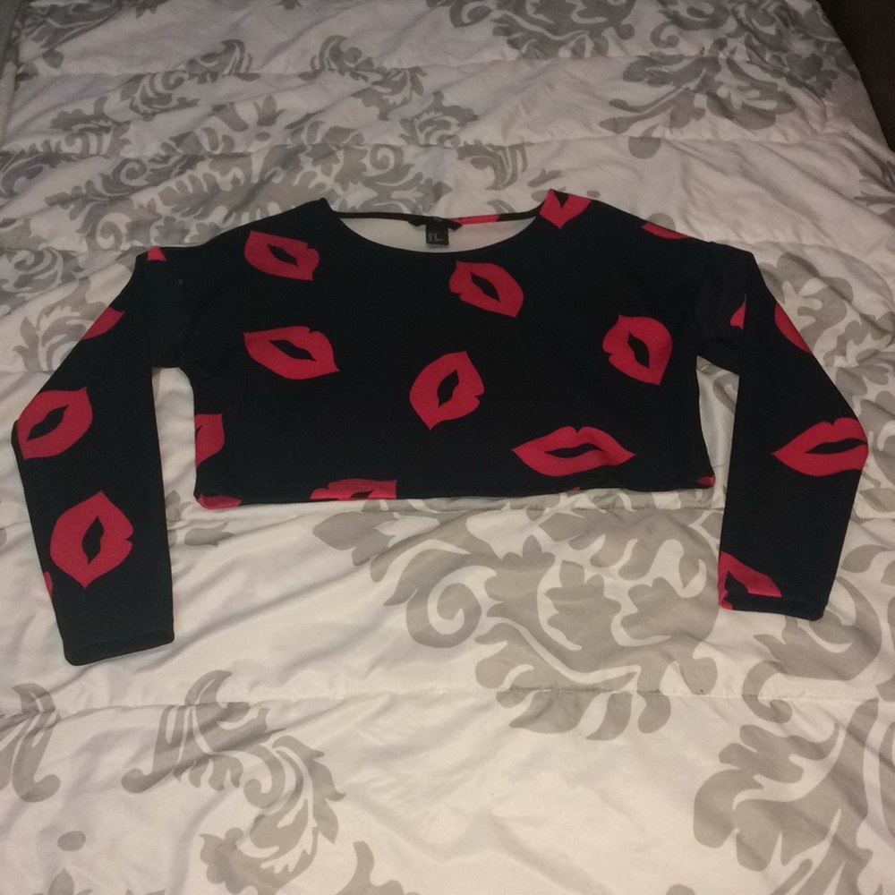 H&M black crop top with pink lips